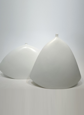 简约红色喜庆陶瓷扁形小口插花器家居客厅卧室装饰花瓶样板房摆件