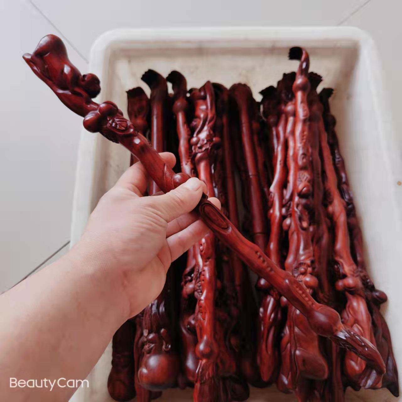 犀牛角紫檀木雕刻猴子寿桃痒痒挠木雕工艺品