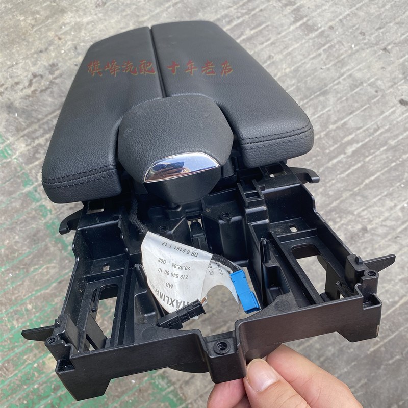 适用奔驰E200E260E280E300E320E350座椅中央扶手箱手托杂物箱开关