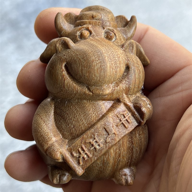 阿根廷绿檀木雕牛气冲天手把件居家客厅电视柜装饰生肖牛创意摆件