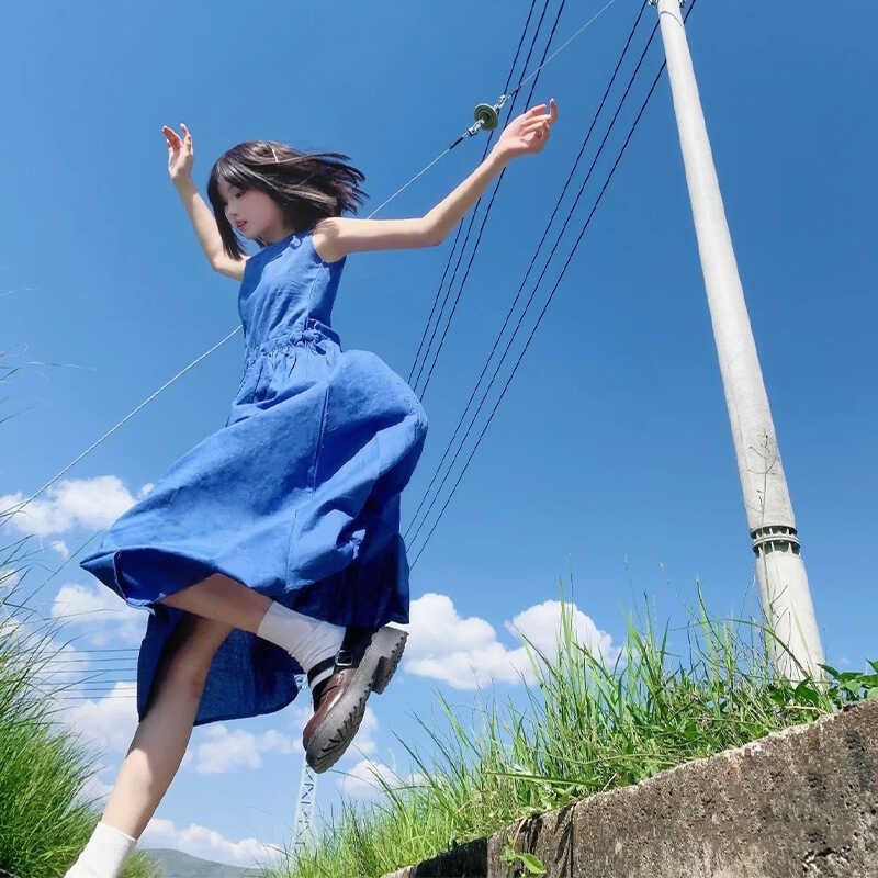 今年流行漂亮裙子新款小个子海边度假法式气质蓝色无袖连衣裙女夏