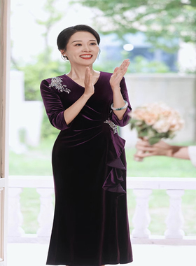 妈妈婚宴礼服紫色丝绒年轻款2024秋冬新款喜婆婆参加晚宴结婚旗袍