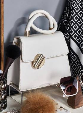 样板房间柜现代板房衣帽间装饰摆件展厅HMO衣墨梳样妆台化妆刷包