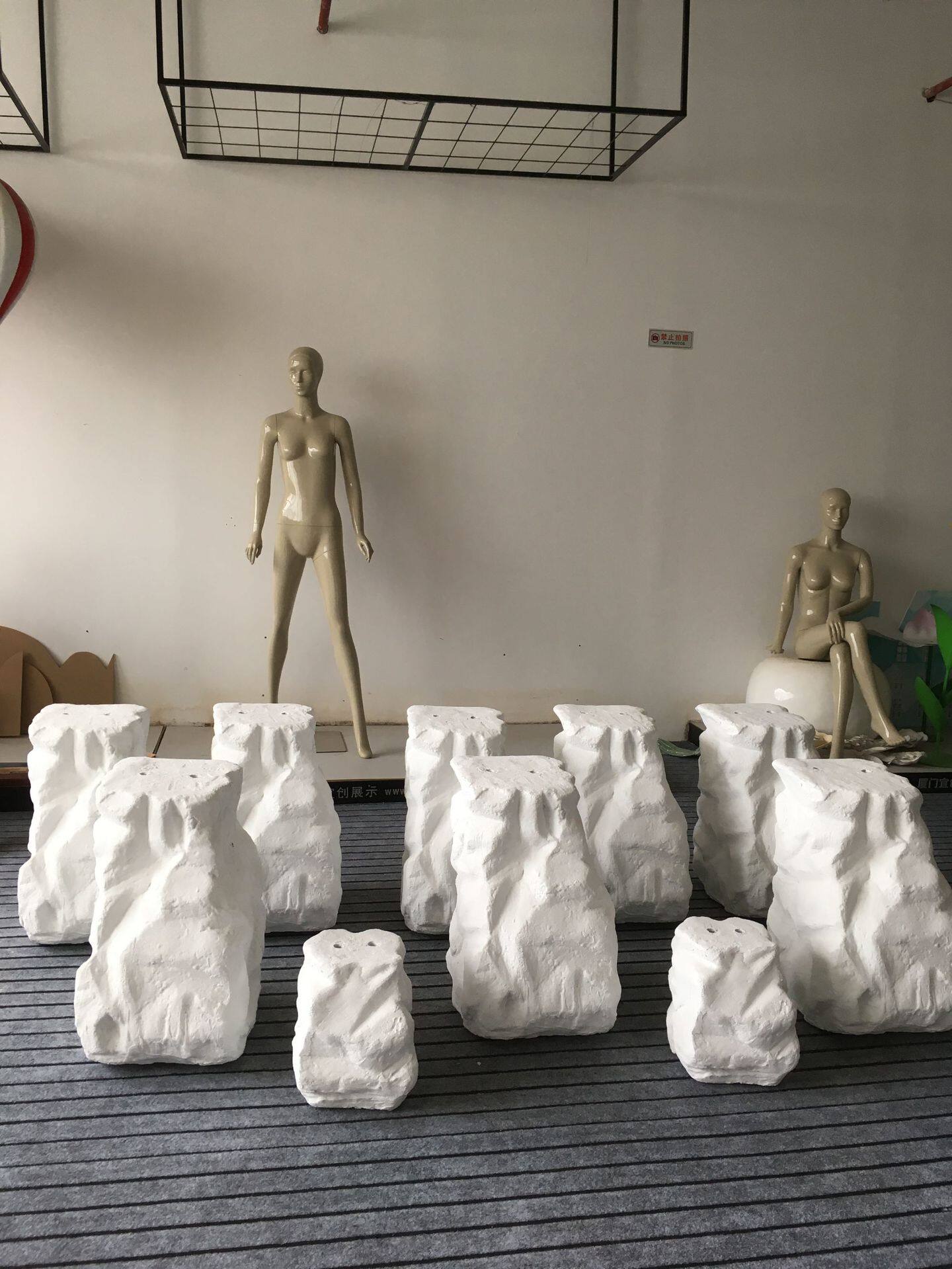 橱窗装饰陈列台仿真石头道具店面产品陈列创意造型幻彩树脂工艺品