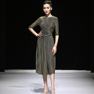 绝色时尚亮丝长袖连衣裙秋款女装2023年新款收腰显瘦气质百褶长裙