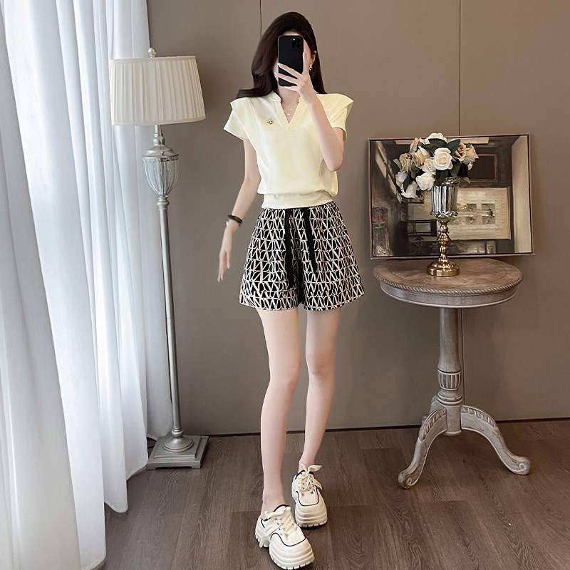 洋气高级感套装女夏季新款直角肩V领短袖上衣高腰短裤气质两件套