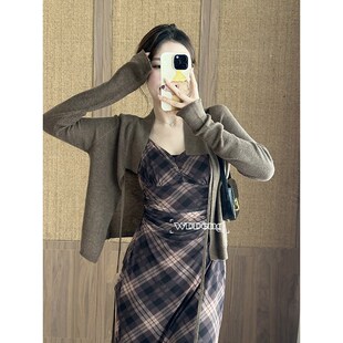 王等等微胖定制聆雾杏2024春秋新款时尚氛围感毛衫吊带格纹连衣裙