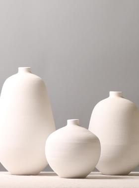 现花代简约手拉坯陶器磨砂白色意插花装饰工品创茶室小PFC口瓶瓶