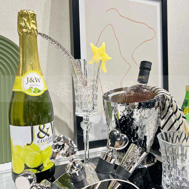 现代简样间售楼处厨房酒具主板题红威士酒忌冰酒桶摆99件约软装配