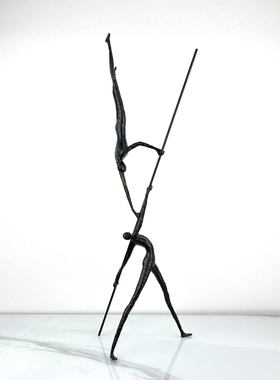 新中式金属铸铁艺杂技人物摆件设计师款书房家居饰品玄关桌面摆设