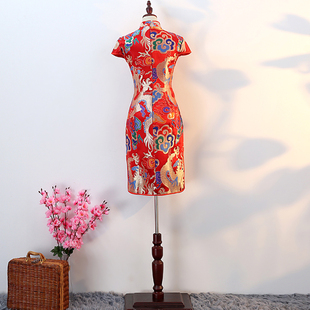 2023春夏红色短款中式改良旗袍晚礼服模特走秀演出服结婚旗袍礼服