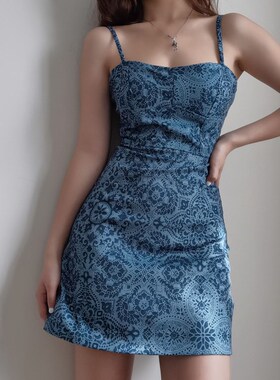 Sup法式复古小众蓝底几何图案吊带连衣裙修身显瘦度假小个子短裙