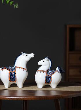 冰裂纹青花陶饰瓷青梅竹摆件创马马意家居FDZ装客厅酒柜书桌生肖
