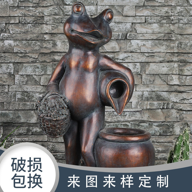 仿铜青蛙倒水流水器 青蛙坐树桩流水摆件 复古树脂装饰动物抱桶器