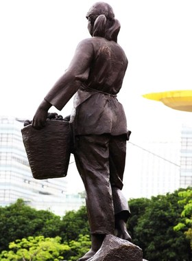 定制铸铜人物雕塑玻璃钢女孩采摘荔枝雕像户外公园采摘园绿地景观