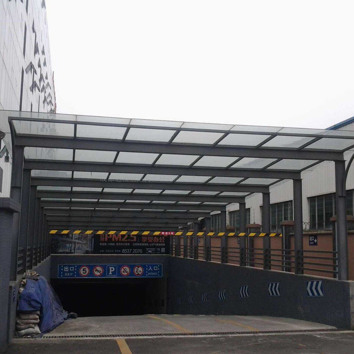 深圳不锈钢玻璃雨棚钢梁支架异型工字钢梁牛腿支架现货遮阳雨棚