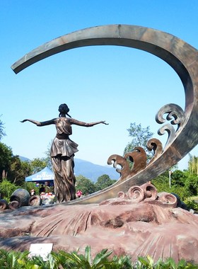 户外大型城市园林景观铸铜抽象女孩云姑沐月雕塑不锈钢月亮摆件