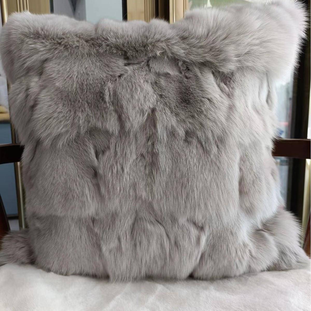 真狐狸毛抱枕含芯靠客皮沙草发靠垫高档现厅代简约轻奢欧狐狸抱枕