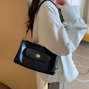 2025年超火流行的包包轻奢小众设计高级感腋下包小个子女款真皮潮