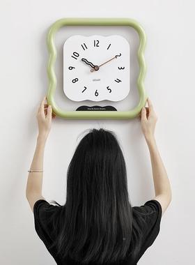wozoTYOS349m5屋准02新款o奶油风挂钟客厅家用现代简约艺术2时钟