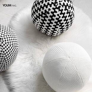 现代简约黑白色圆形抱枕样SOJ轻奢板球房北i欧ns沙发儿童房圆形抱