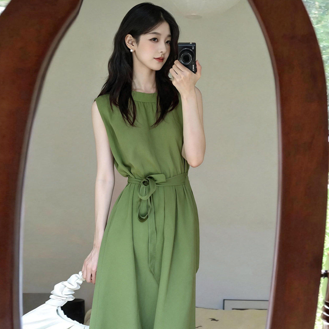 法式绿色无袖背心连衣裙女2026春季新款今年流行的漂亮收腰长裙子