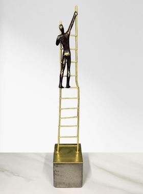 爬楼梯者现代居板房轻奢软装树脂室北欧CF116039客厅办家公摆件装