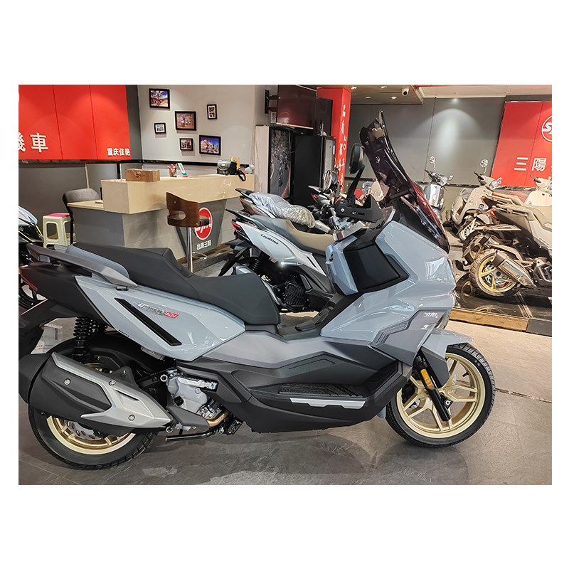 适用三阳哈士奇300DV加高前挡风风挡玻璃XS300T-5导航杆支架