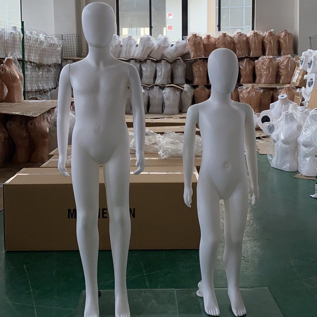 白色塑料全身服装模特橱窗展示