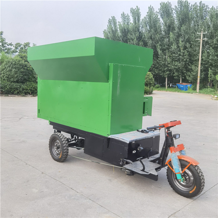 电动三轮自动喂料撒料车