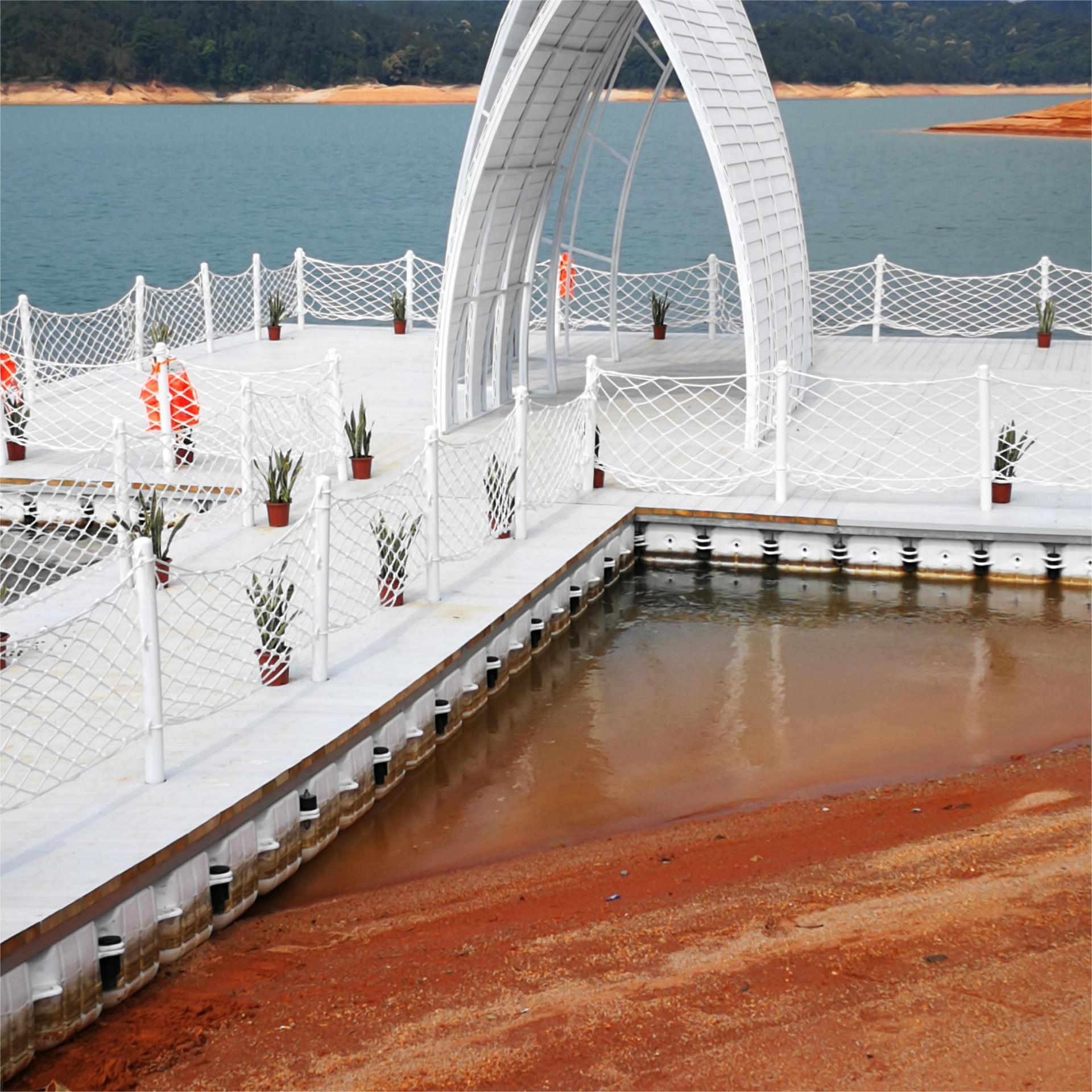 水上摩托艇码头停靠 海上冲浪浮桥 塑料浮筒浮台靠船游艇泊位码头