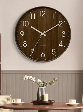 钟表挂客厅家用新挂款QMD日系复创意简约孔木纹免古打墙上壁时钟