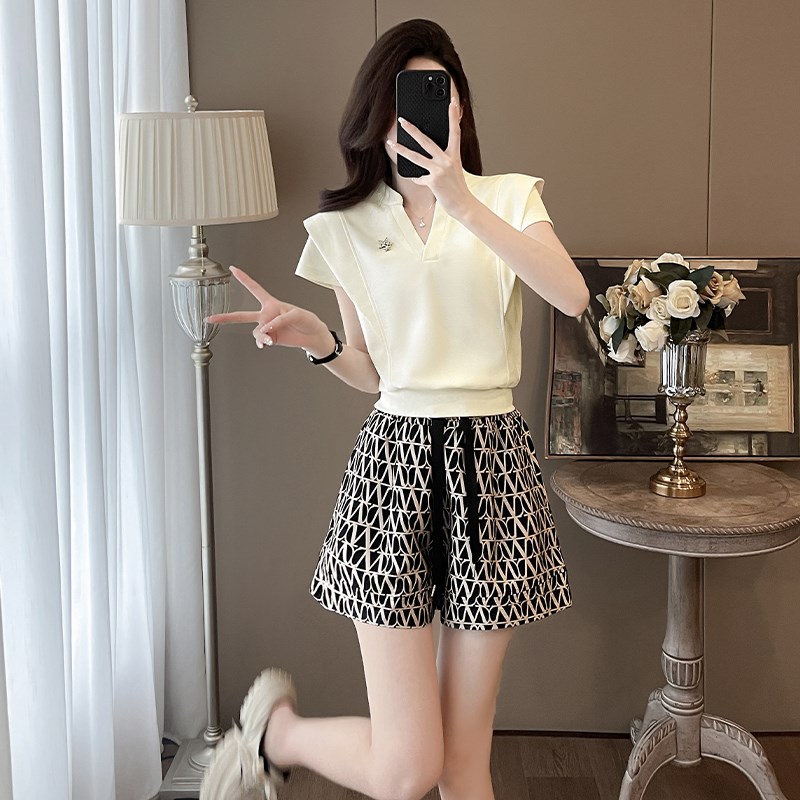 洋气高级感套装女夏季新款直角肩V领短袖上衣高腰短裤气质两件套