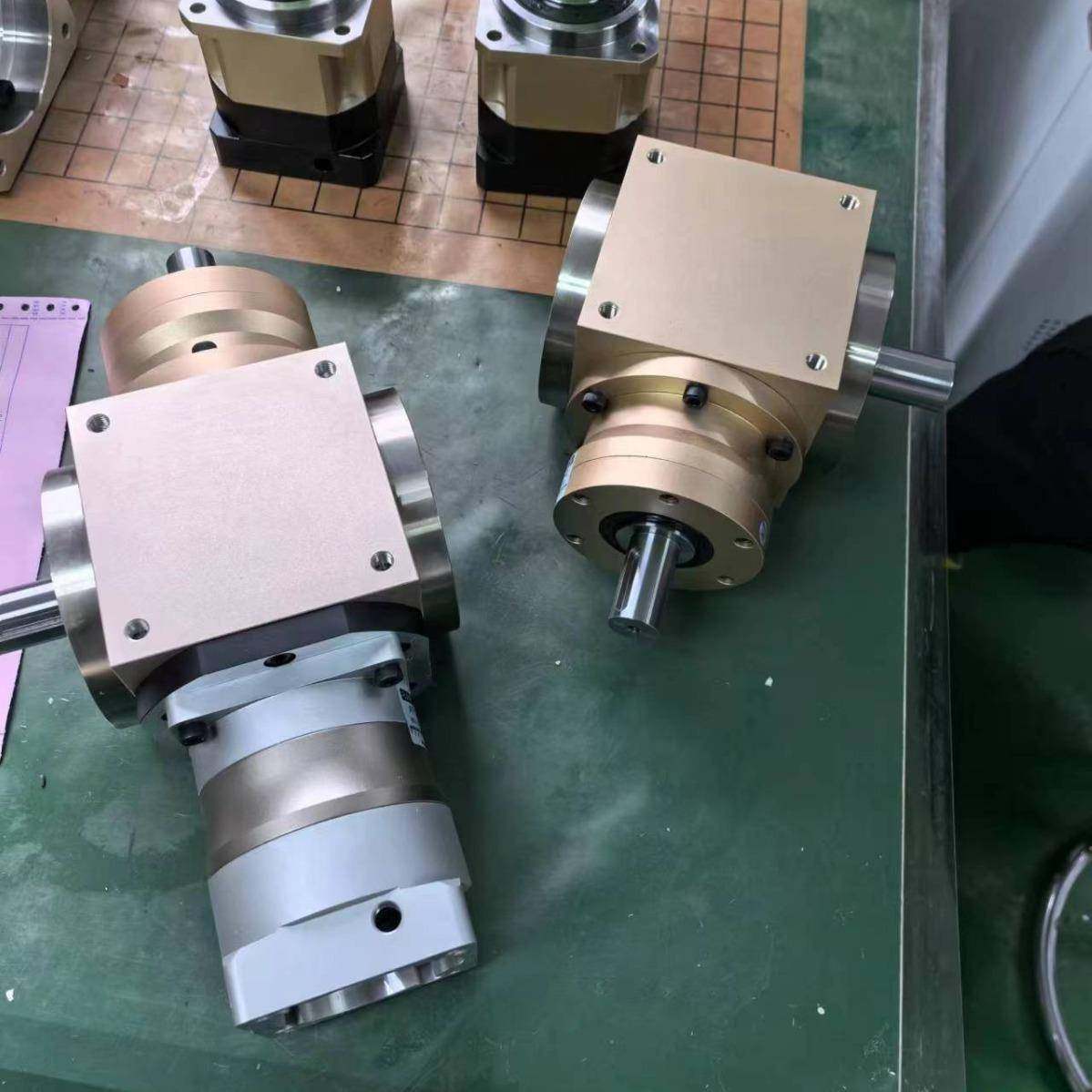 双出轴精密换向器AT行向星换向器孔入出轴双输AT060-FL出换器