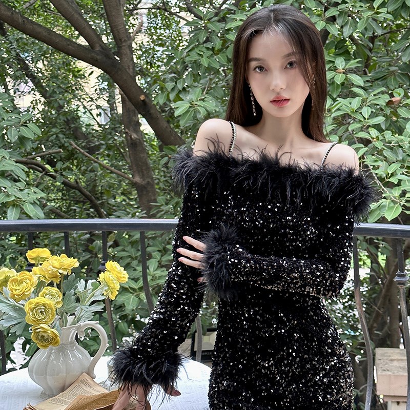 生日party宴会小礼服裙高级感包臀吊带一字肩黑色羽毛亮片连衣裙