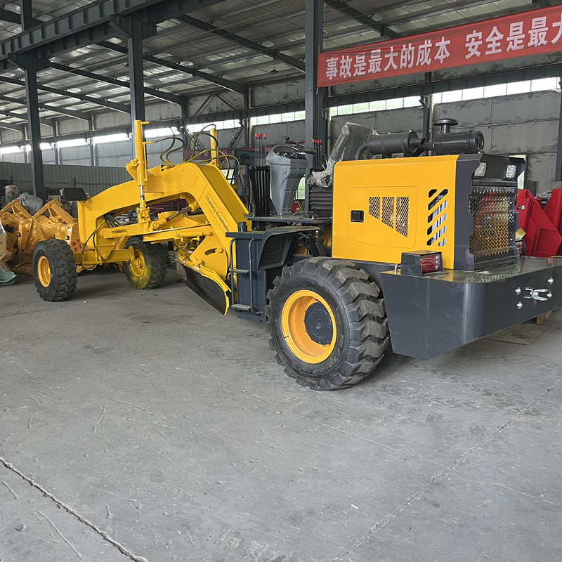 雷亿重工小型座驾平地机找平