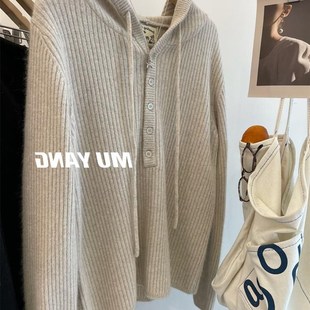 2024新款惊艳质感!3色 半开纽扣套头浣熊绒连帽毛衣女针织衫帽衫