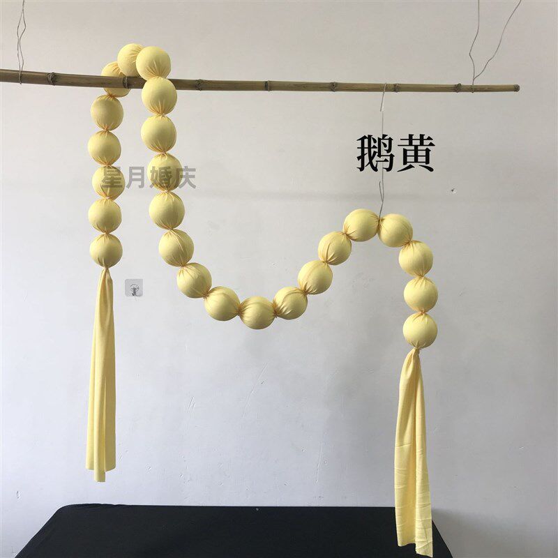 婚庆玫红布艺球串婚礼签到区橱窗美陈装饰玫红圆球白色挂饰道具