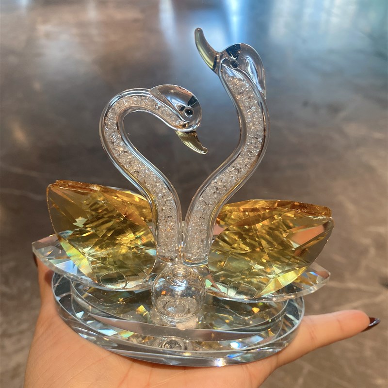 高级感水晶天鹅汽车摆件高颜值轻奢车载中控台装饰品网红精致礼品