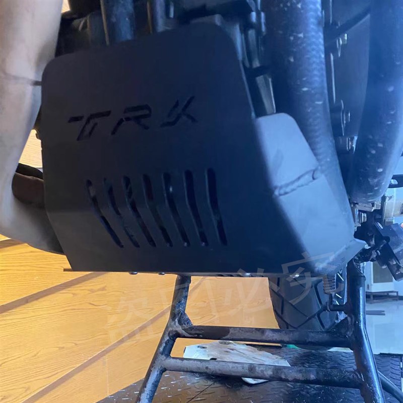 适用贝纳利2X/幼狮0改装配件防护底板发动机护板底盘保护罩