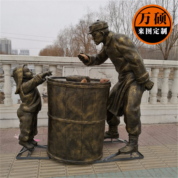 现代人物雕塑小品商业街美食街烤红薯人物雕塑玻璃钢仿铜雕塑现货