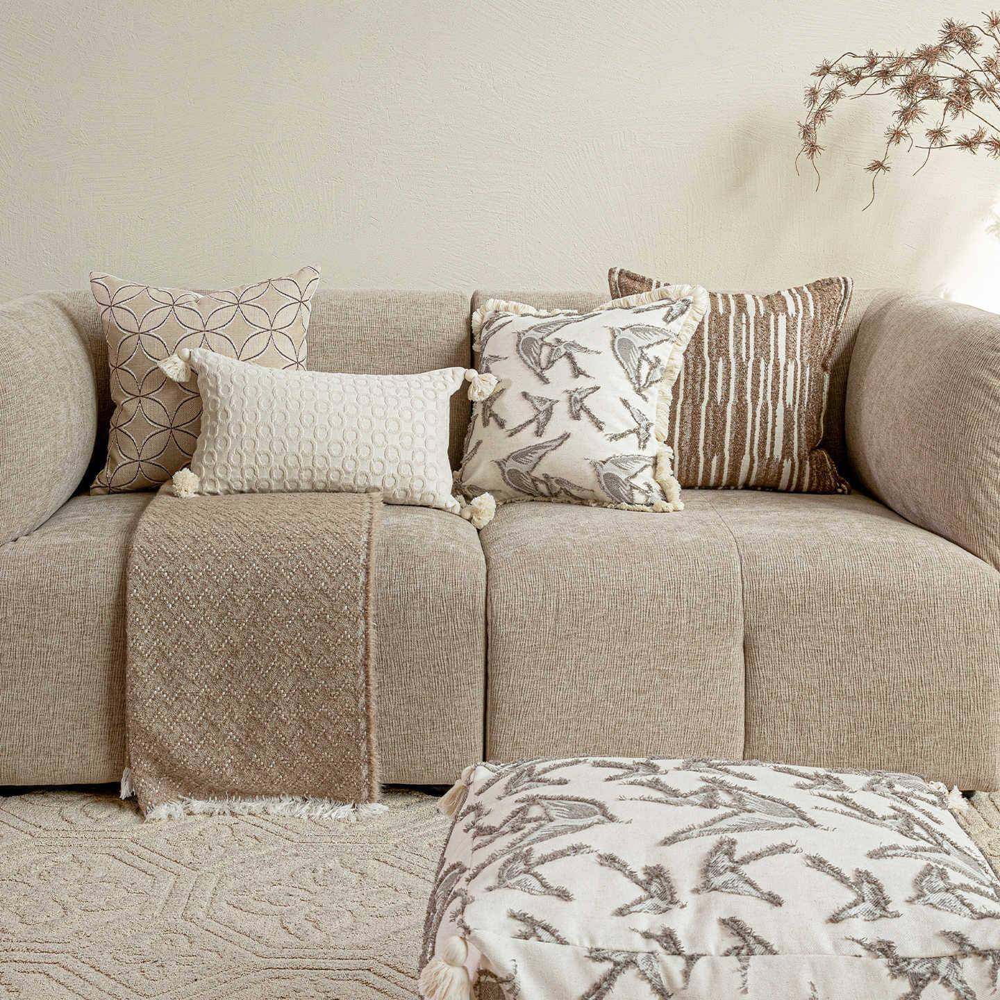 燕语呢喃抱枕套米咖色中古风沙发靠枕剪花燕子靠垫氛围感软装腰枕