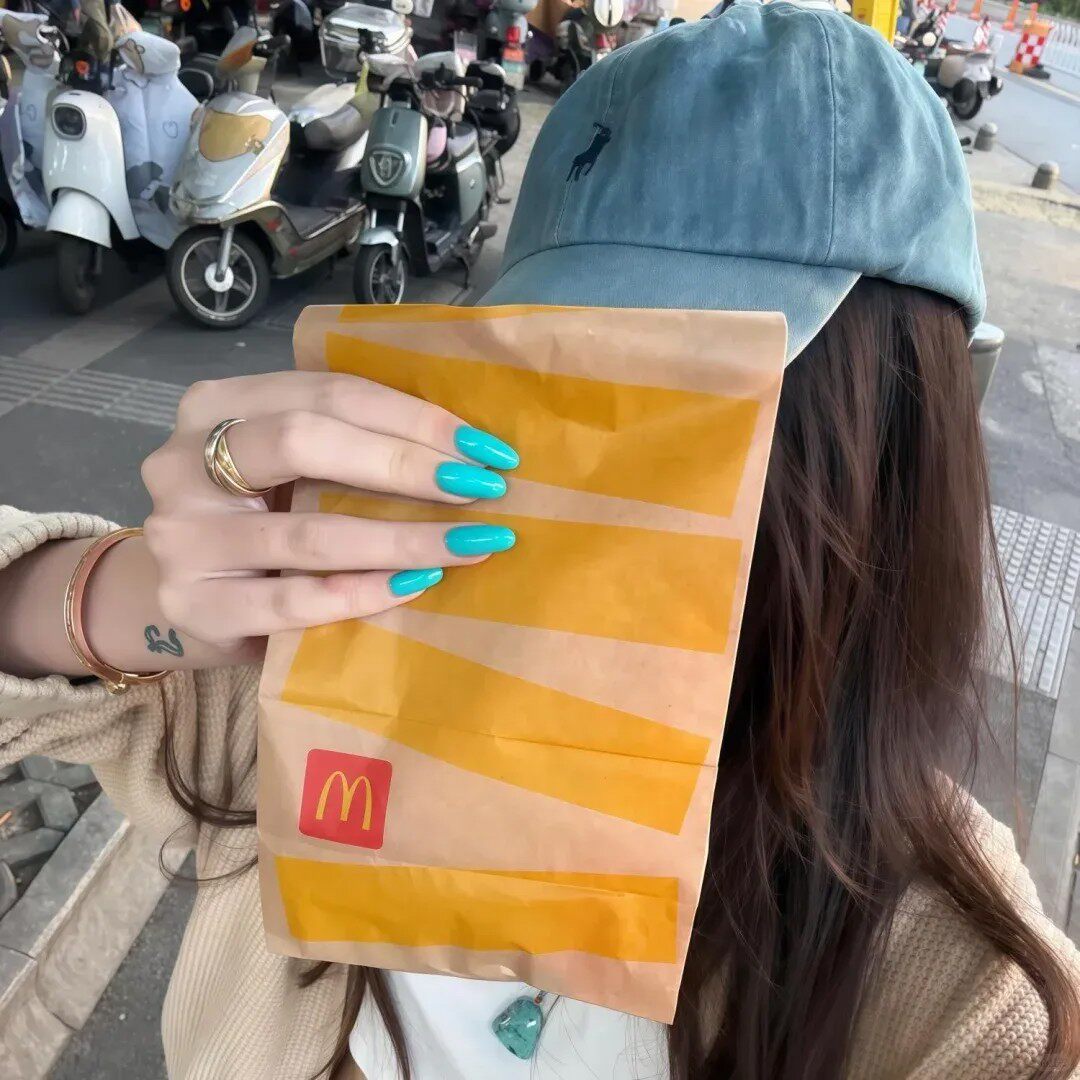 夏天湖水蓝色手工穿戴甲中椭圆形高级感显白美甲贴片成品孔雀蓝