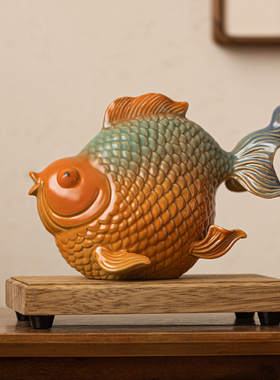 陶瓷鱼摆件一对招财家居客厅酒柜电视柜装饰品办公室桌面亲吻鲤鱼