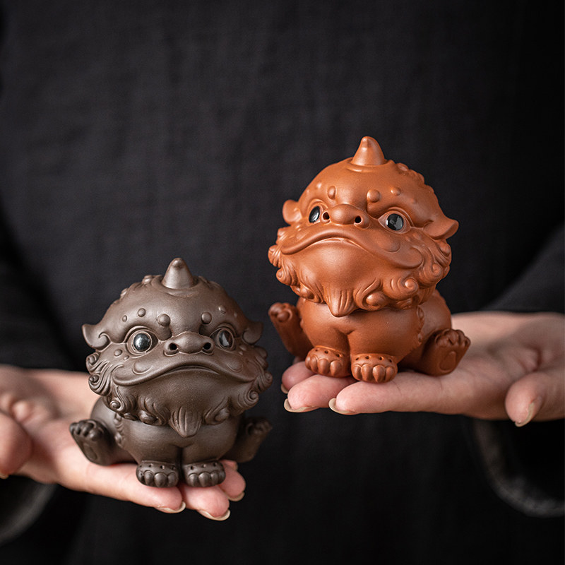 国潮醒狮摆件陶瓷茶宠家居茶室桌面装饰品办公室招财小狮子吉祥物