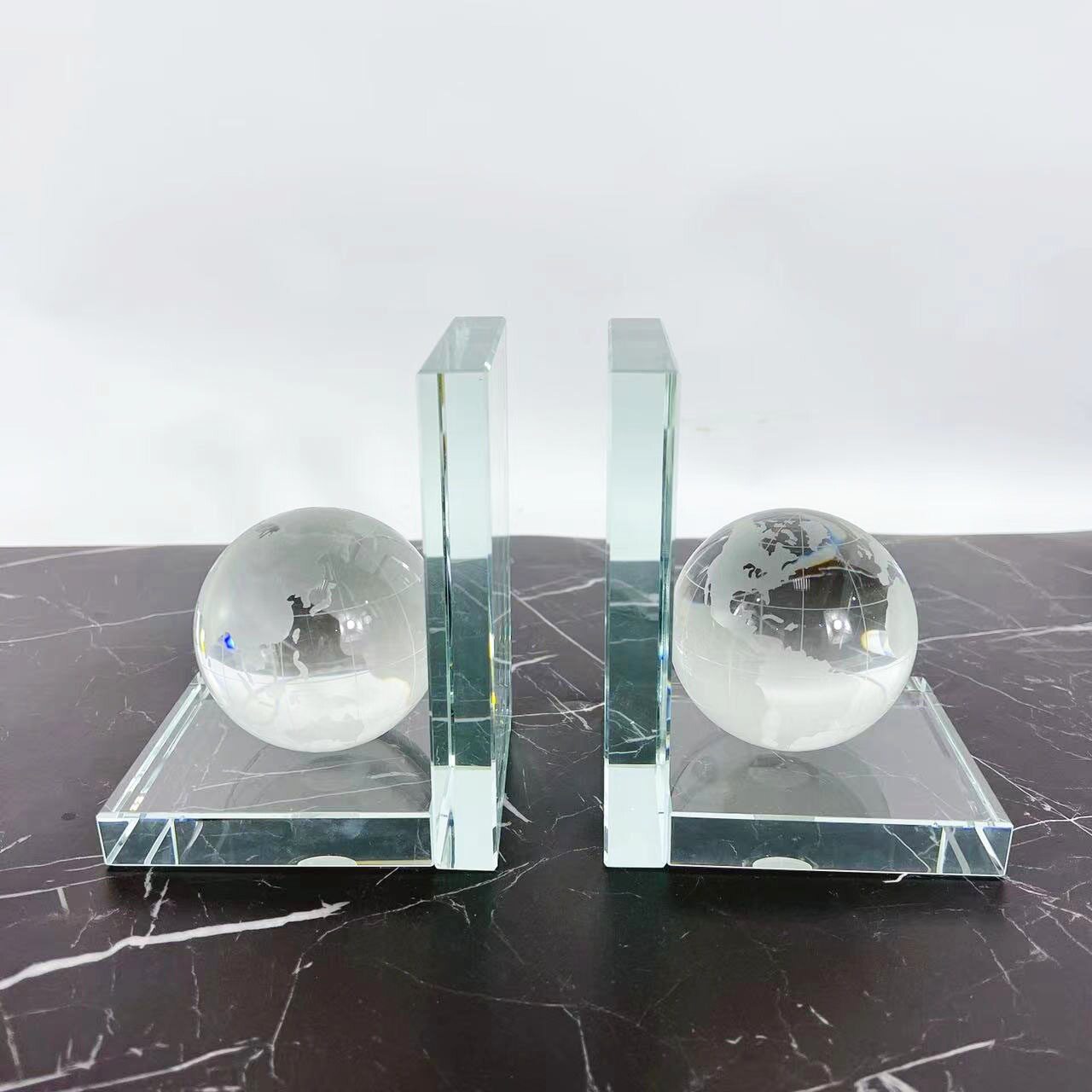 现代简约水晶玻璃球书靠书架书柜书房摆件书挡创意装饰艺术品