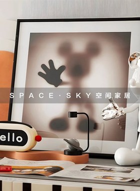 现代简约样板间儿童房书桌米奇主题摆件装饰画床头柜公仔装饰品
