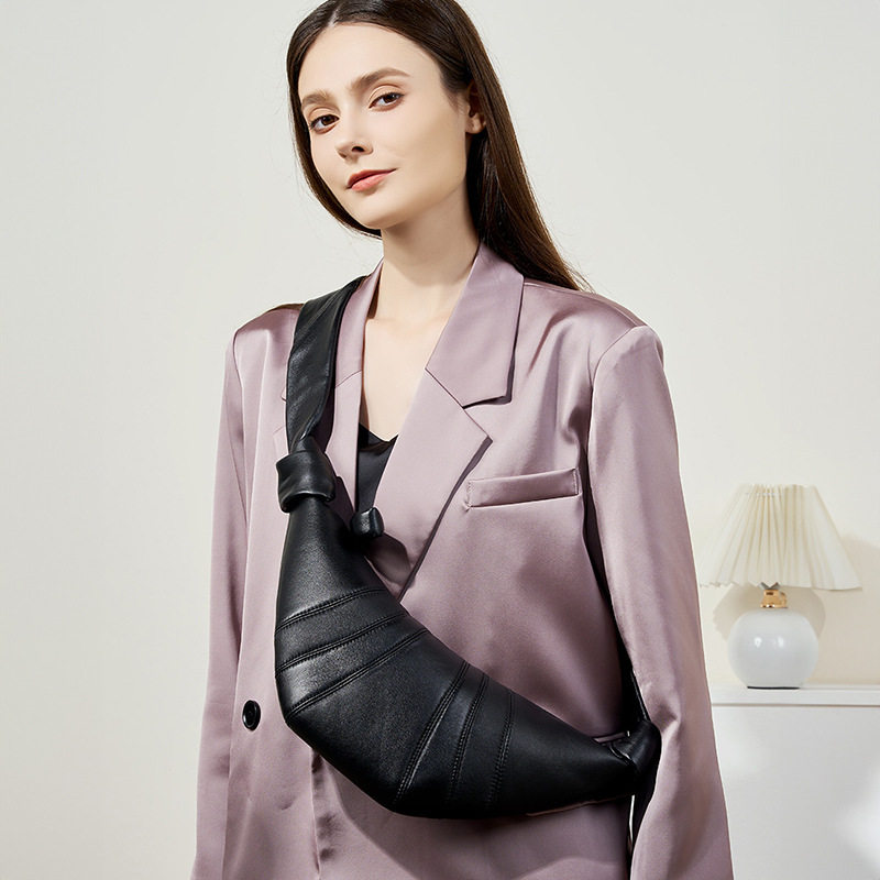 琳蒂袋鼠小众头层羊皮胸包可颂包慵懒感牛角包真皮单肩斜挎饺子包