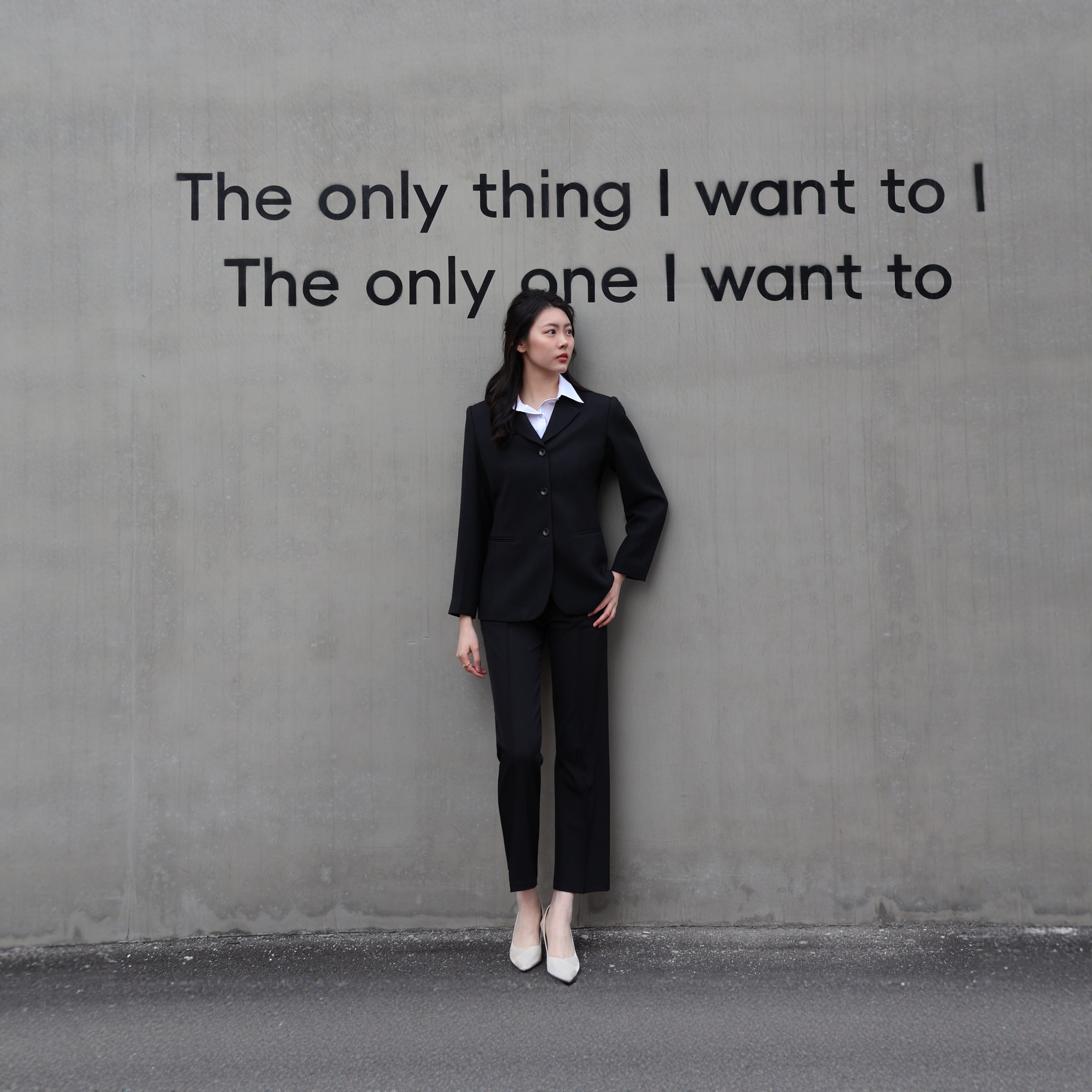 初婷时尚黑色西装领正装直筒小脚裤女士套装通勤气质修身收腰显瘦