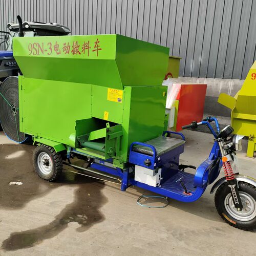 小型电动三轮撒料车牛羊驴电动撒料车厂家直发车载式饲草投喂车
